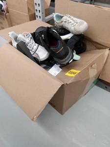 lot 33346 image: Box of Miscellaneous Mismatched Shoes