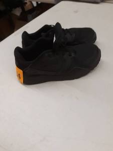 lot 33404 image: Black nike 2Y