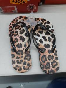 lot 33458 image: Cheetah print flip flops size 910