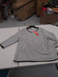 lot 29123 image: womens xl shirt
