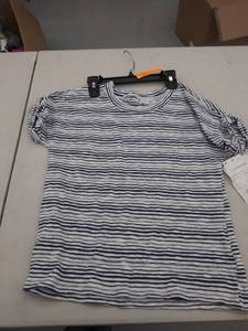 lot 29342 image: womens small top- small hole in back