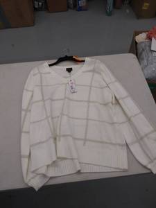 lot 29562 image: womens xxl sweater- dirty