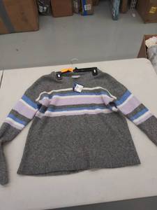 lot 29580 image: juniors medium sweater