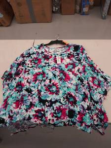lot 29582 image: womens 2x top