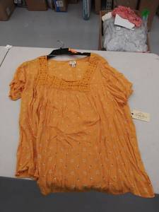 lot 29618 image: womens 2x top