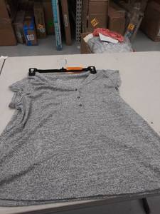 lot 29627 image: womens large top