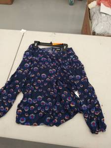 lot 29628 image: womens medium top