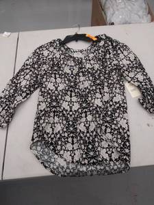lot 29640 image: womens small top