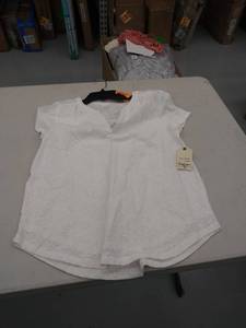 lot 29645 image: womens petite medium top