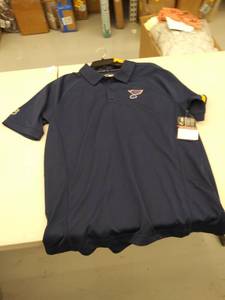 lot 29670 image: mens large shirt- small snag in back