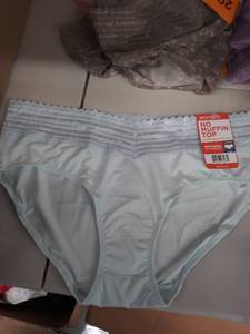 lot 29697 image: Warners No Pinching No Problems Lace Hipster Underwear 5609J XL8