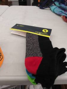 lot 29787 image: 3 pair boys large 9-11 low cut socks