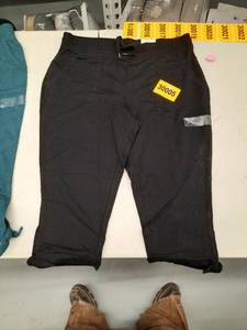 lot 30005 image: Womens Capri Pants