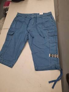 lot 30156 image: Womens Capri