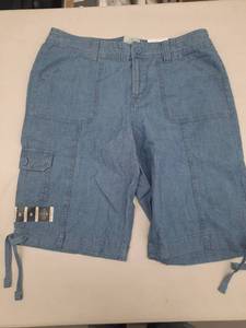 lot 30175 image: Womens Shorts.