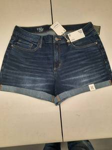 lot 30205 image: Womens Shorts.