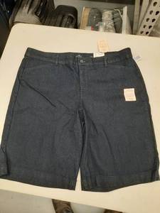 lot 30217 image: Womens Shorts.