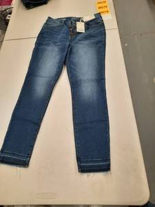 lot 30218 image: Womens Pants.