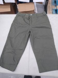 lot 30230 image: Womans Capris