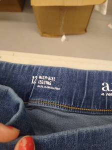 lot 30233 image: Womans Jeans