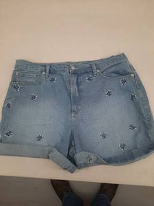lot 30318 image: Womens Shorts.
