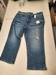lot 30341 image: Womens Capri.