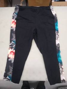 lot 30382 image: Womans Capri Yoga Pants