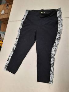 lot 30404 image: Womens Capri.