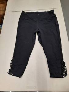 lot 30405 image: Womens Capri Leggings