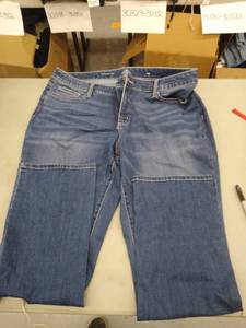 lot 30437 image: Womans Jeans
