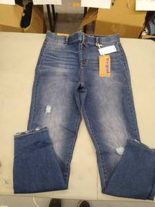 lot 30448 image: Womans Jeans