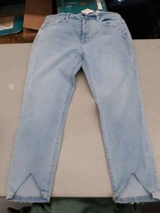 lot 30640 image: Womans Jeans