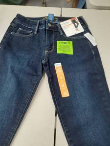 lot 30695 image: Junior girls pants skinny jeans
