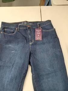 lot 30752 image: Womens Capris