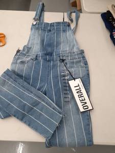 lot 30814 image: Almost Famous overall