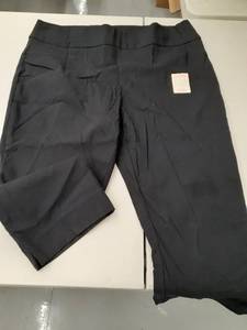 lot 30820 image: Womens Capris size 16