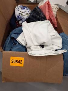 lot 30842 image: miscellaneous box