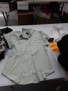 lot 33671 image: Womens shirt small