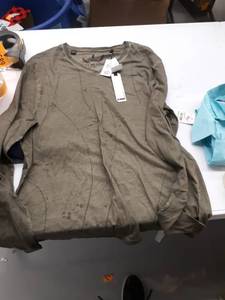 lot 33676 image: Womens shirt XL