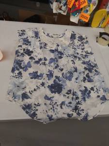 lot 33730 image: womens large top