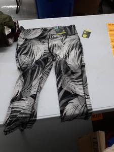 lot 33739 image: Womens capri tights large
