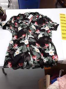 lot 33740 image: Womens small shirt