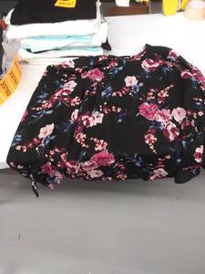 lot 33758 image: womens 1X top