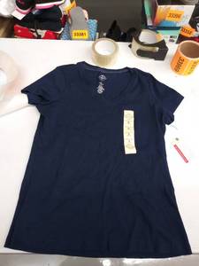 lot 33946 image: womens small t shirt