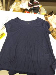 lot 33986 image: womens xl shirt