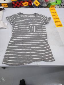 lot 35030 image: Womens small shirt