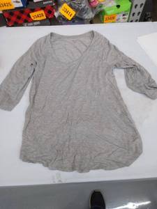 lot 35092 image: Womens 34 sleeve shirt S