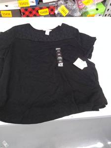 lot 35133 image: Womens 1X shirt