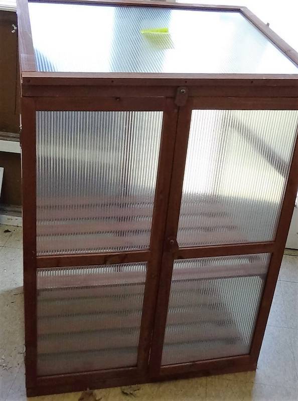 lot 2939 image: Mini Greenhouse