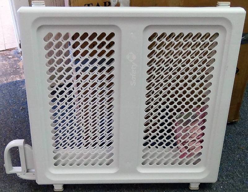 lot 2960 image: Safety 1st Lift, Lock And Swing Gate